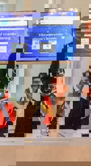 Pål Runde fra Eyde-klyngen/Battery Norway (foran t.v) og Yves Preibisch fra Technologieförderung Münster GmbH signerer avtalen. 
Bak fra ventre: Kristin Skofteland (Beyonder), Jan Børge Sagmo (ZNL Energy), Matthias Günnewig (Technologieförderung Münster GmbH) og Saredin Seine (Seine Batteriesysteme)